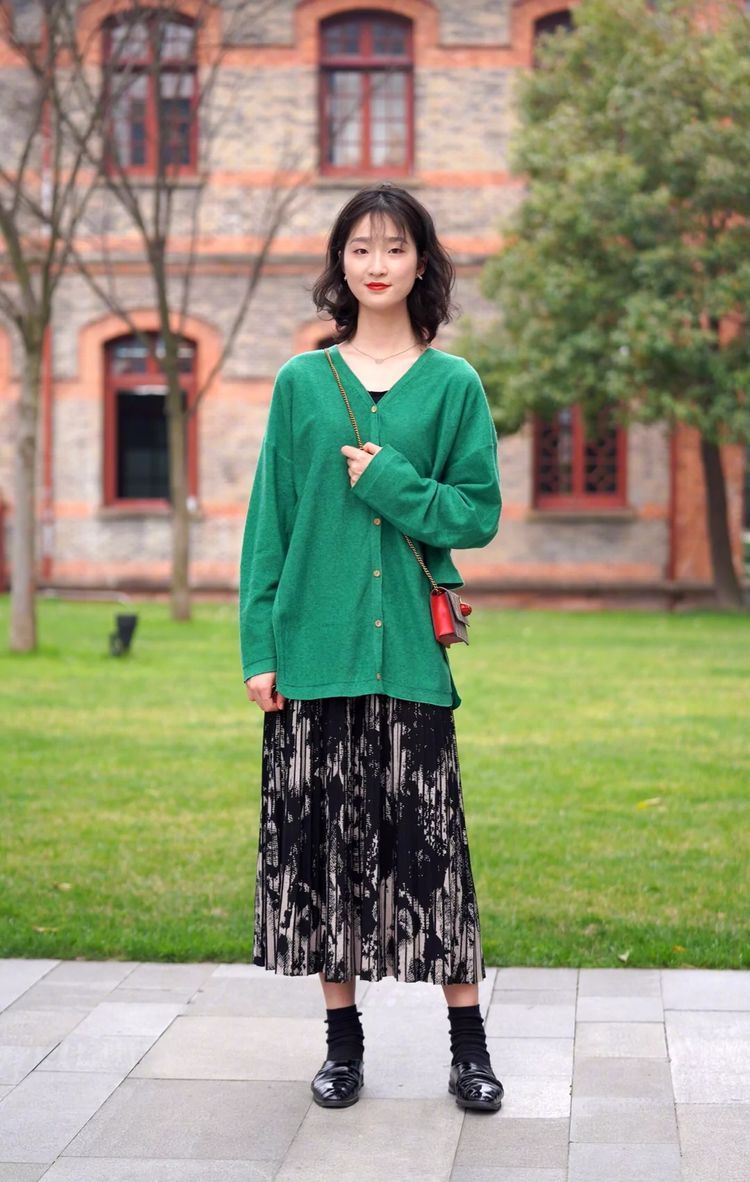  「个性」街拍：美女个性西服配牛仔长裤，这样穿真显腿长