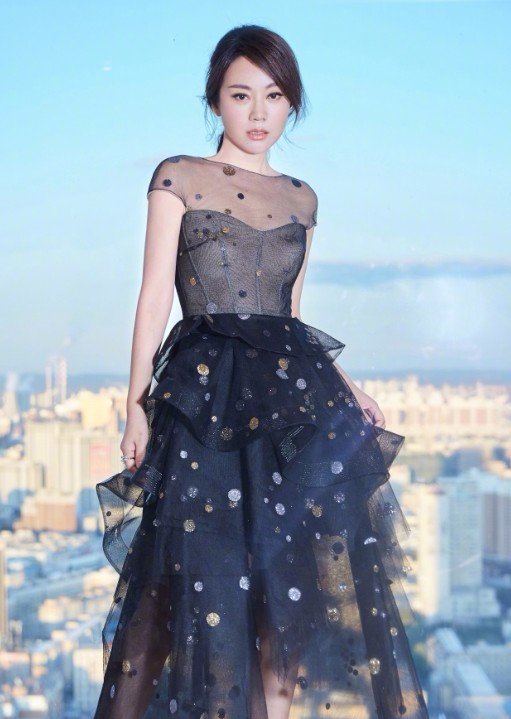 47岁闫妮也爱美，竟在裙子上喷满了“泡沫”？秒变18岁少女