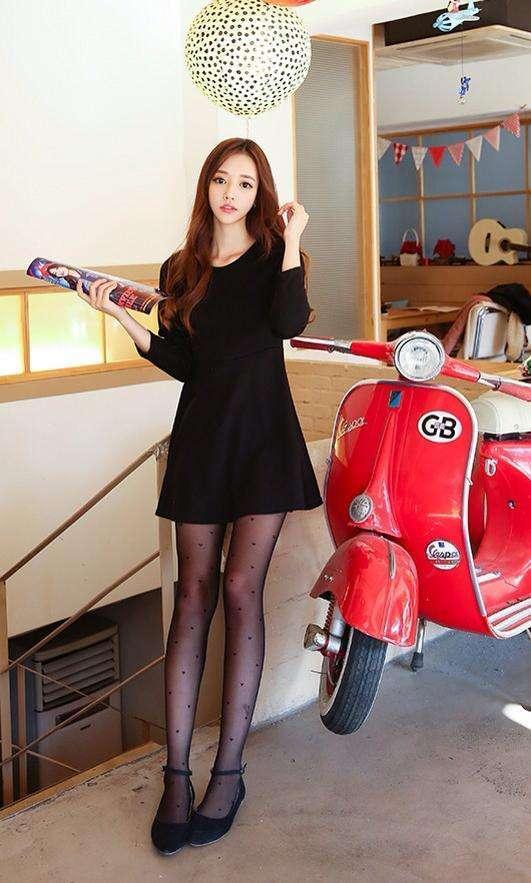 包臀裙配上黑丝袜, 很有时尚韵味, 摇曳迷人魅力