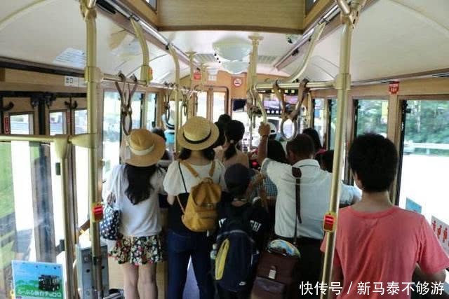 中国游客去日本旅游，坐公交时给老人让座，却遭老人“指指点点”