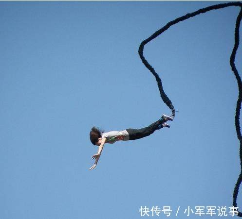 女友旅行挑战蹦极,中途绳子却断了,女友空中大