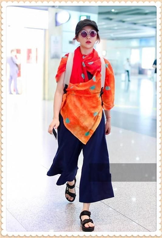 本以为Hebe把丝巾当披肩够时髦了，可看到周迅的穿法，我沉默了！