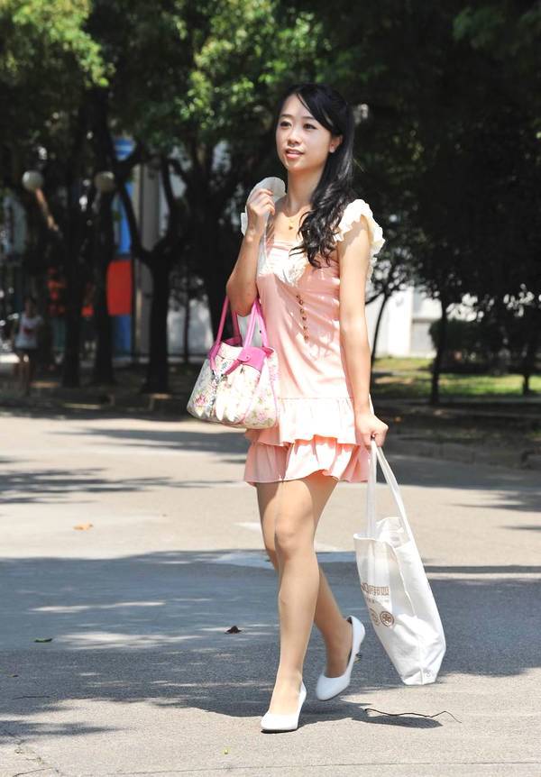 街拍：时尚的牛仔短裤美女，浑身充满了女人的魅力！