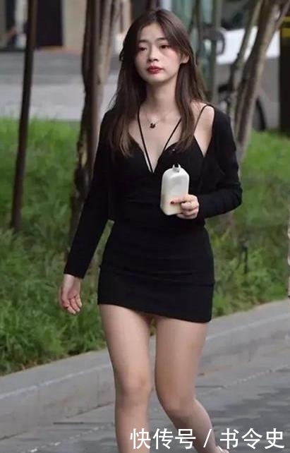  【妩媚动人】街拍：妩媚动人的美女，一条黑色的连衣裙，时尚魅力十足
