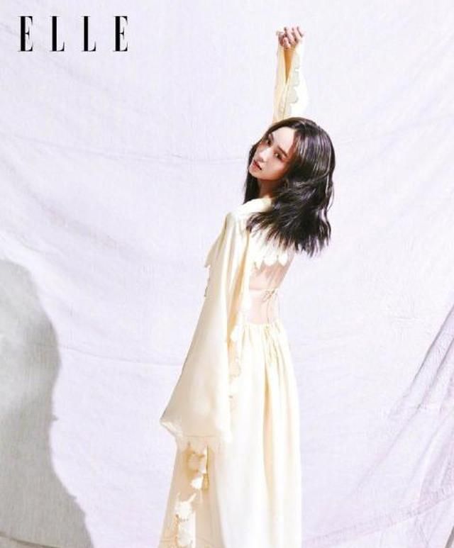  【格子】张钧甯不愧是气质女神，格子造型+波卷发型，好假日穿搭，真春天