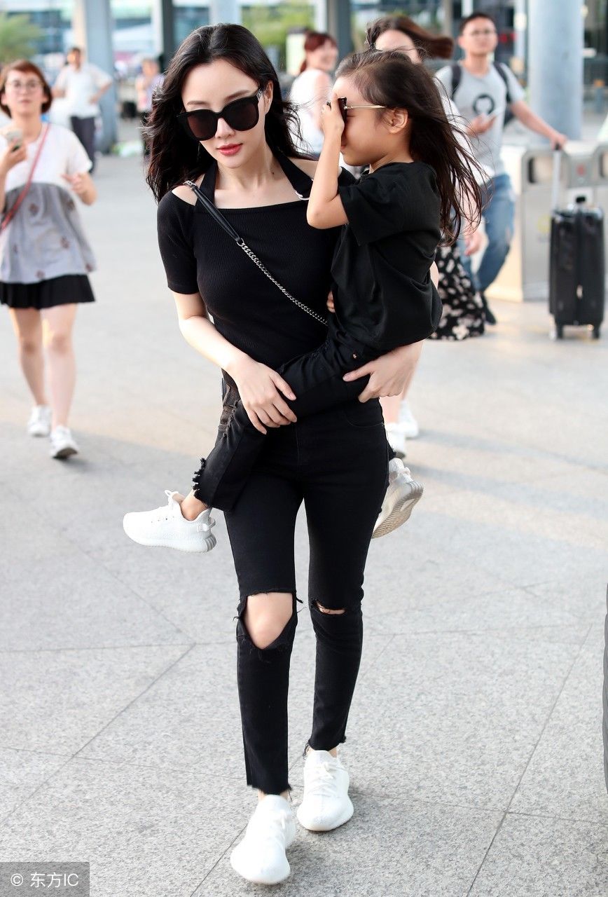 李小璐黑色眼镜破洞牛仔裤带甜馨，秒显时尚!网友:还是那么美!