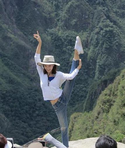 Skr!“萌妃”金晨秀超高难度一字马 网友：确实可以卖艺了！