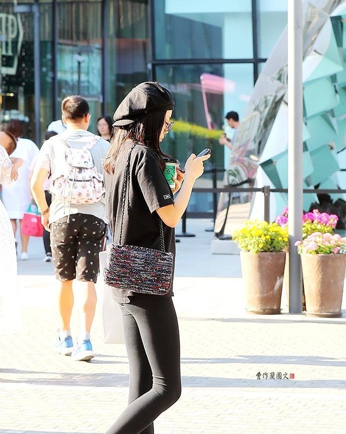 美女■街拍:穿出青春动感的瑜伽裤美女
