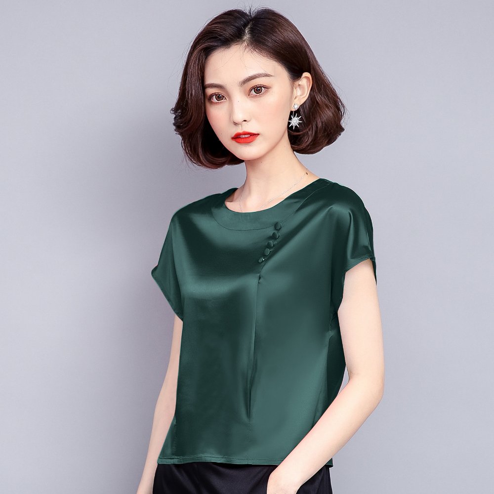 不管你是60还是70女人，都适合穿这些小衫，简约大方得体，特气质