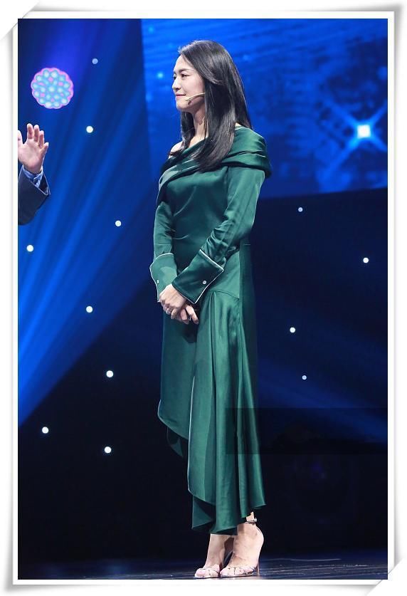 当何穗和姚晨同穿墨绿色露肩裙，网友:差距赶超买家秀和卖家秀!