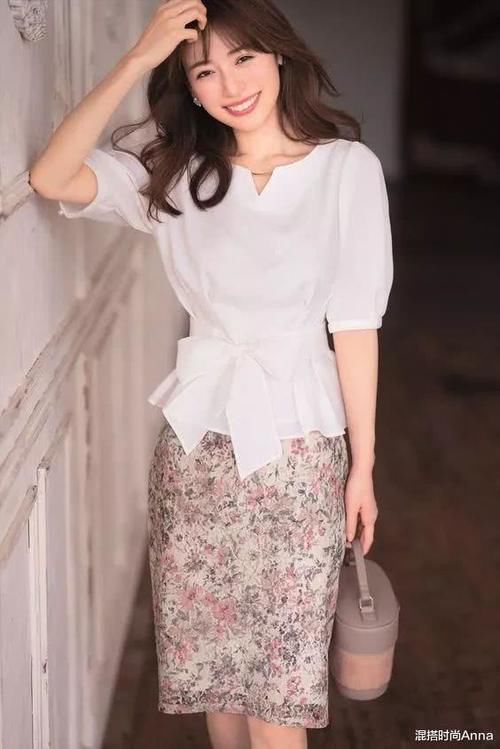  『碎花』“碎花裙”在春天如何搭配？这样甜美和浪漫的气质，你也能穿出来
