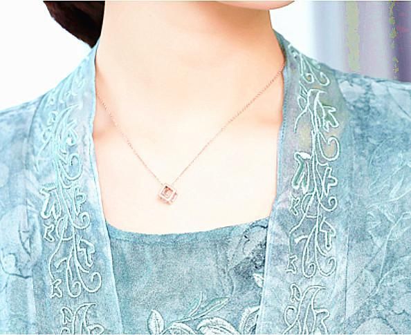 立秋过后，婆婆穿下面这8款女装，显瘦高挑，57岁美得像小姑娘