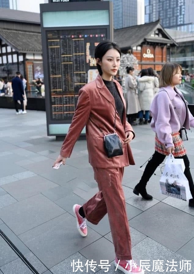 美女|路人街拍,美女黑白条纹针织衫搭配黑色裙子,轻松穿出潮流范