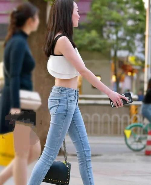 「美女」街拍:艳若桃李的美女,一件黑色上衣配粉色休闲裤,时尚运动气质