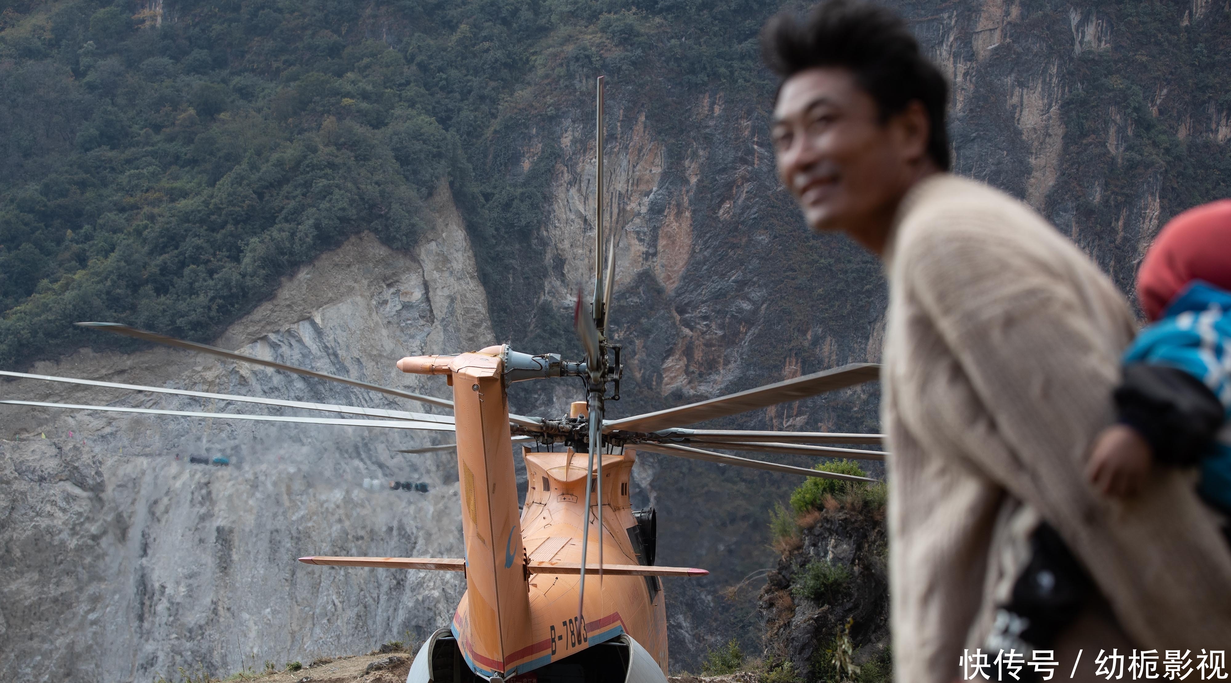  「巨无霸」西部高山峡谷这样修路，“巨无霸”直升机调运大型机