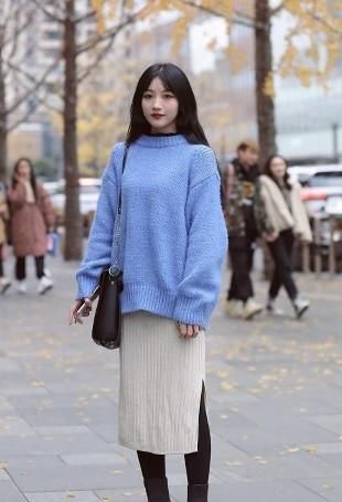  『搭配』路人街拍，小姐姐内搭高领的毛衣裙，更显温柔知性