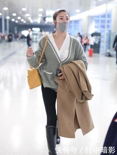  『蓝色』人像摄影：美女蓝色休闲开衫搭配柔美的白色裤子，很是让人惊艳