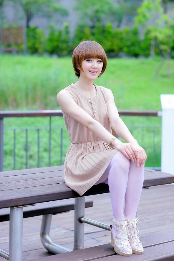 阳光下一个清新美丽可爱的短发小姐姐