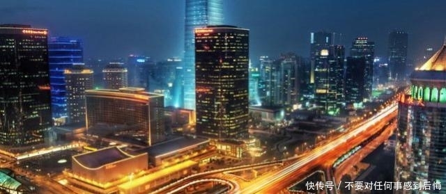 迪拜女人常年黑袍加身,却酷爱买奢侈品,网友费解:买来干嘛呢?