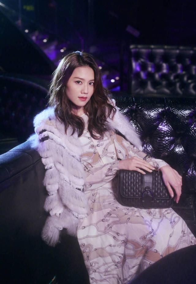 周秀娜造型一学一个准，满屏都是高级感，这个秋天有的穿了