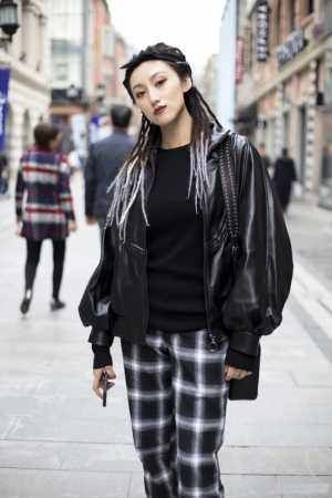 『有型』年轻美女街拍:匀称有型的美女,在哪都是成熟风