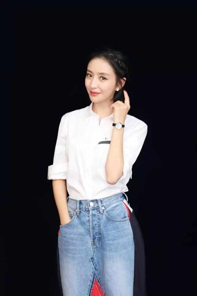 佟丽娅真会玩！穿一条“假”裙抢眼球，网友：这骗谁呢？