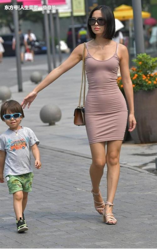 街拍美女，轻熟女人的时尚穿搭参考，让你一直美下去！