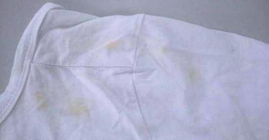 白色衣物总是洗不干净？往水里加点东西，轻轻一搓即刻搞定