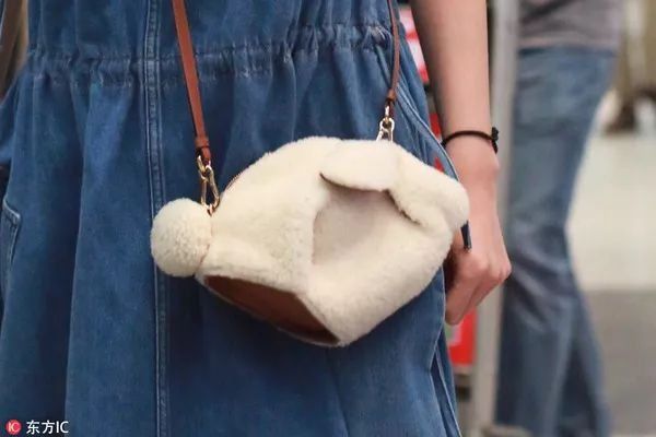 带喵星人出门还是汪星人呢?今年最流行的包包是它们!