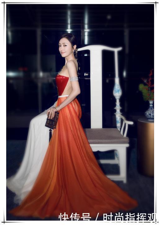 秦岚的时尚我不懂！穿个塑料布就出来了，网友：幸好黄晓明没要你