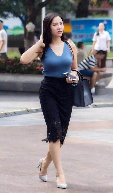 街拍：美女身材更加丰满凹凸有致，很有夏天的味道