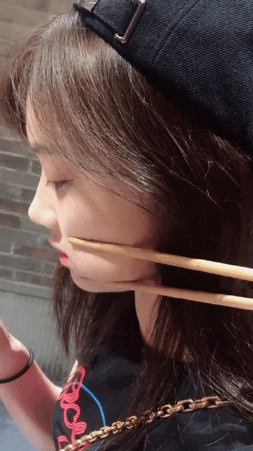  另类■搞笑GIF：你这身搭配好另类，完全猜不出是什么季节