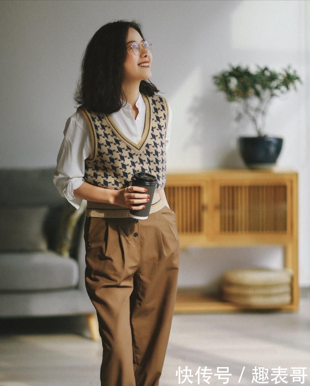 紧身衣:奔四女人想要穿出好气质,再别穿打底裤紧身衣,慵懒风时尚又减龄