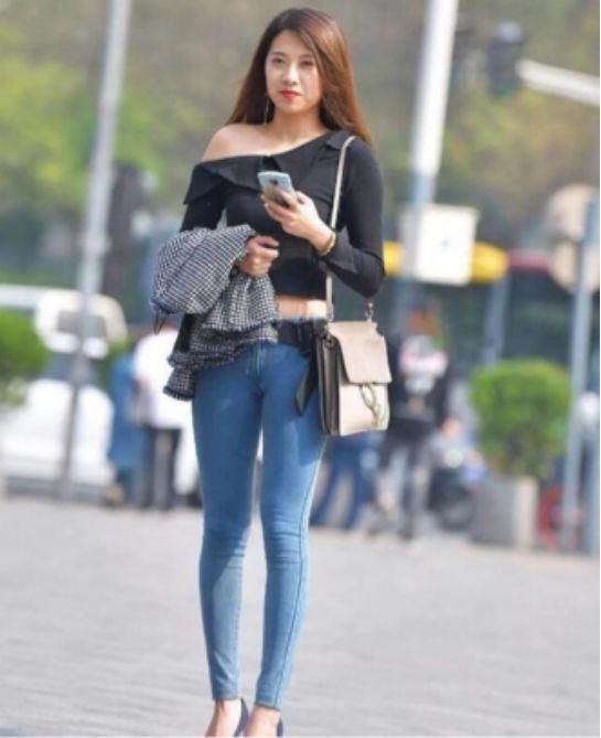 小姐姐牛仔裤的穿搭，使整个人的气质都变得很不一样了！