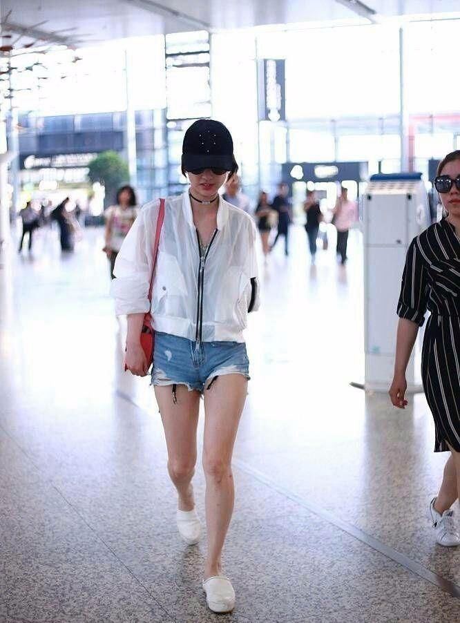 黄圣依是不知道自己腿粗吗?这么窄的短裤,腿都快被她撑变形了!