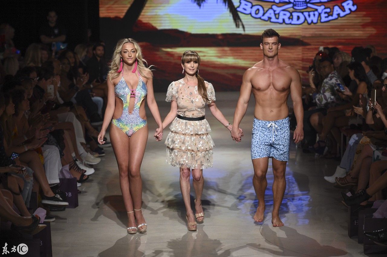 迈阿密泳装时装秀，你只看到模特耀眼的一面，殊不知她们的艰辛