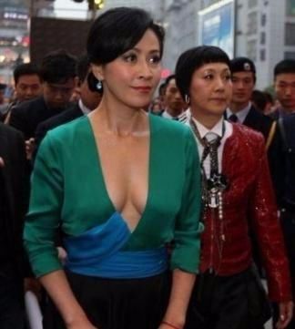 52岁的刘嘉玲平时都是穿成这样的?惊吓的网友下巴都掉了!