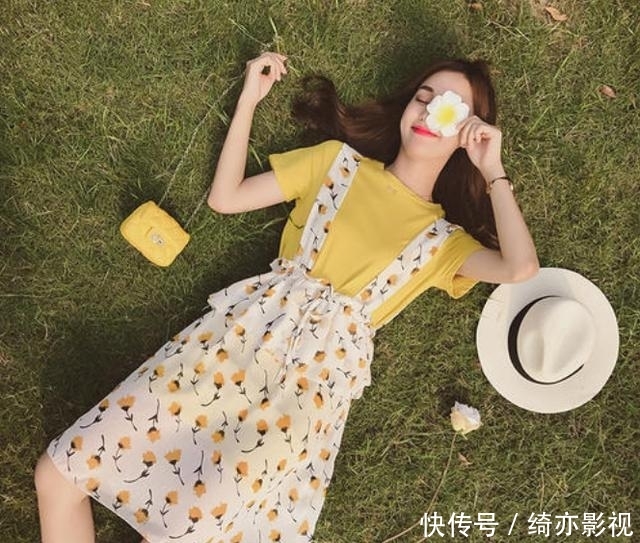 「以试一下」T恤叠穿或搭配不同款式的牛仔裤，都是春夏最nice穿搭CP！