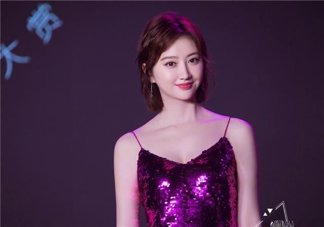 迪丽热巴景甜同穿亮片吊带连衣裙，差距一目了然，网友评论扎心了