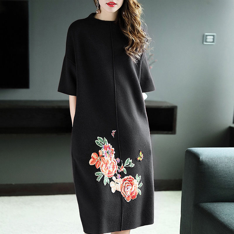 我承认:这款秋裙是贵了点，但令人一见难忘，特别是60后穿