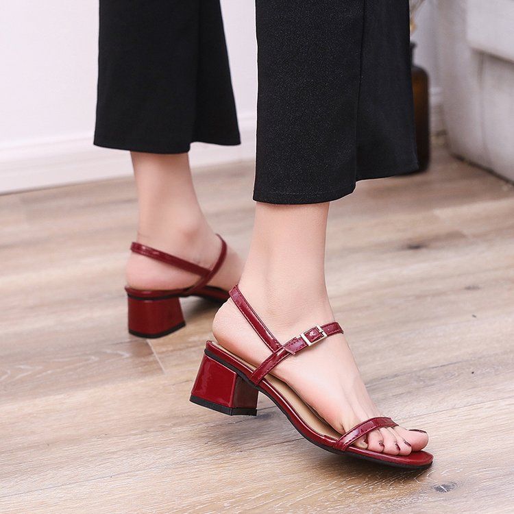 姐们儿，老土的凉鞋千万别穿了，今年流行这几款，便宜又洋气