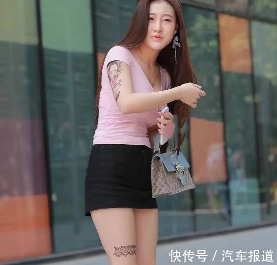 气质小姐姐穿粉嫩上衣穿出玲珑有致好身材，纹身让人遐想