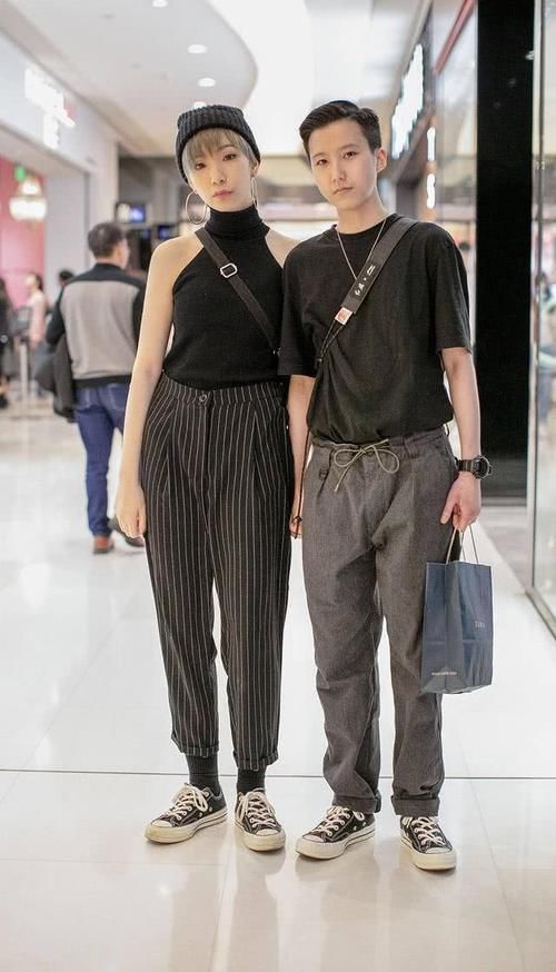  「轻松」街拍时尚潮人穿搭，暗色的情侣装高级冷艳感，黑白休闲风轻松时髦