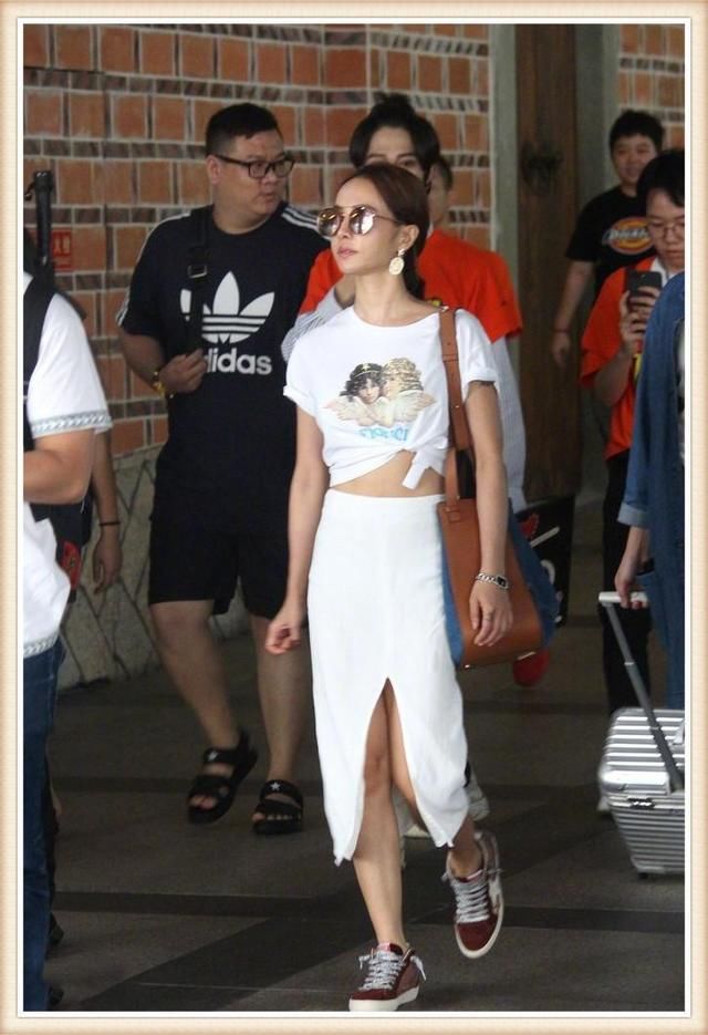 没张韶涵的马甲线真别穿露脐装,像蔡依林一样暴露小肚腩就尴尬了