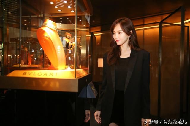 唐嫣的腿已经够长了，还把短裙挖剪成这样？网友：看你坐下来咋办