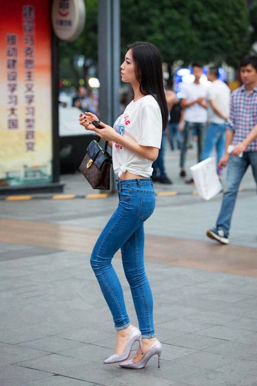 街拍:图1墨镜美女，皮裙配拖鞋，图3时尚美女，穿着优雅连衣裙