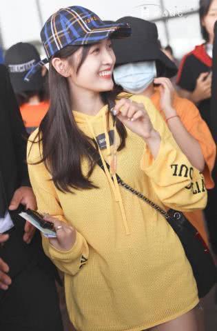 当程潇没有了刘海，孟美岐忘了画眼线，而鞠婧祎穿错了短裤！