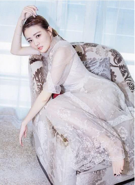 徐璐穿白T秀白腿，不料腿上2点黑色抢了镜，网友:在家给跪的