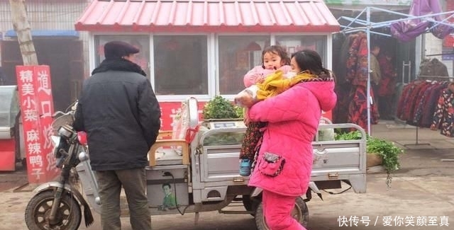  「出门」一到冬天，农村就出现一种奇怪的现象，穿睡衣出门的人