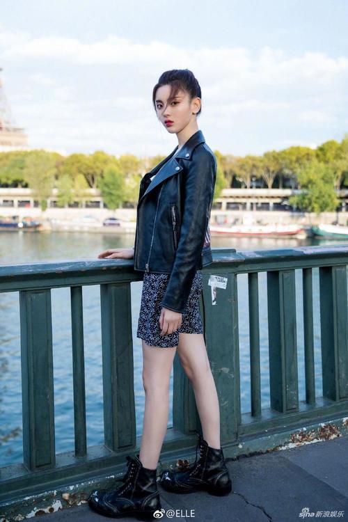 杨超越穿皮衣短裙梳马尾辫 甜中带酷颜值在线